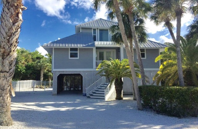 Secluded and Private House with Pool, Near Beach. 11 blocks from Village.