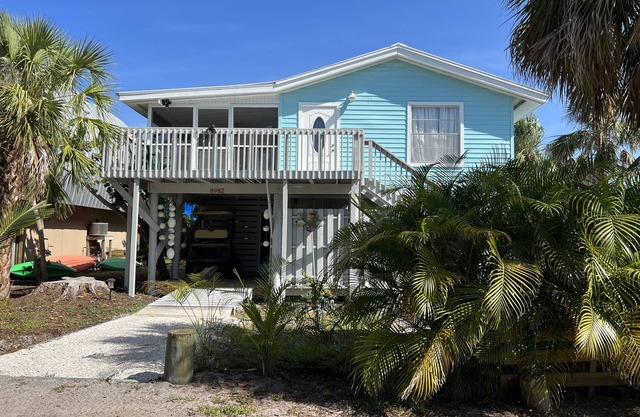 Secluded Beach House, steps to Sandy Beach on LGI with a shared dock!🏖️🎣