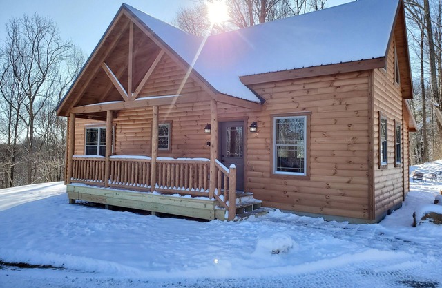 Secluded, beautiful cabin with hot tub and fire pit in heart of Hocking Valley!