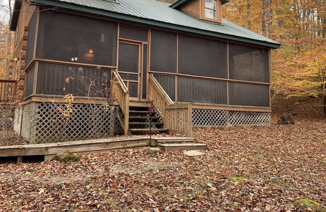 Secluded Cabin next to Patoka Lake