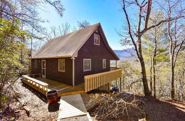 Secluded cabin with long range mtn views, grill, hammock, wrap-around deck, AC