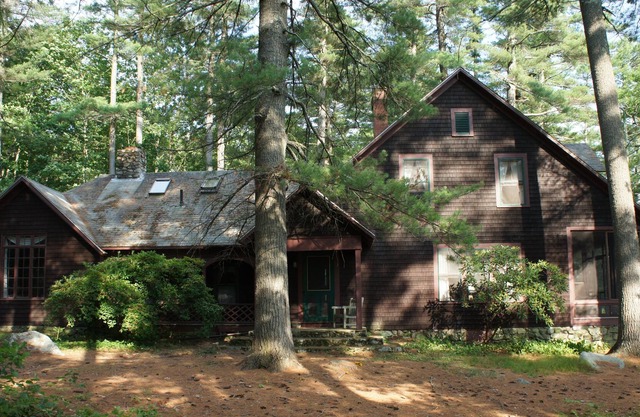 Secluded Classic Lakefront Cottage
