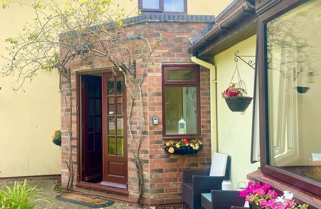 Secluded Cottage, surrounded by Common Land. 10 minute walk to local country pub
