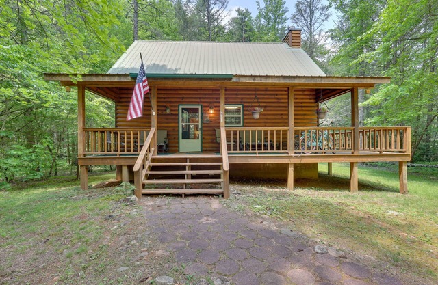 Secluded ‘Cross Creek Cabin’ w/Deck & Fire Pit!