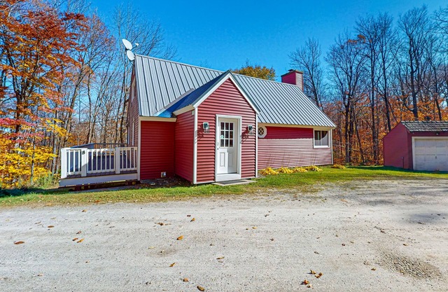 Secluded dog-friendly mountain home near Stratton w/firepit & deck