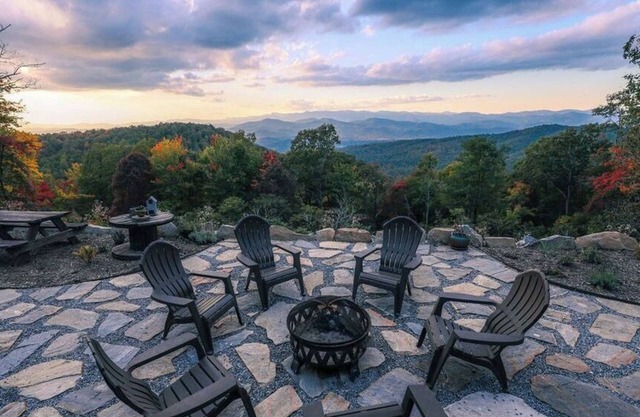 Secluded home on top of Rich Mtn w/long range million dollar view, Brevard NC.