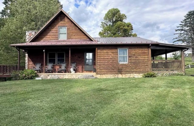 Secluded home with breathtaking Mountain views.