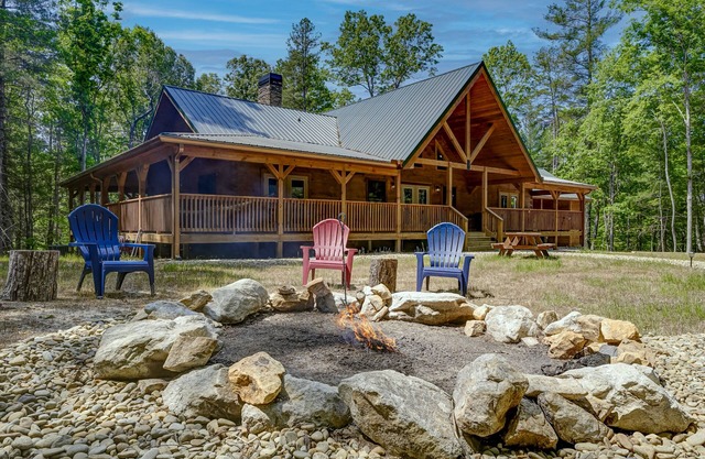 Secluded home with wraparound deck, fireplaces, firepit & washer/dryer