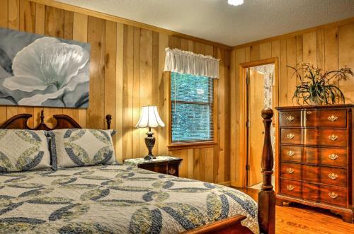 Secluded Lavinder Laurel Leaf Cottage Near Creek