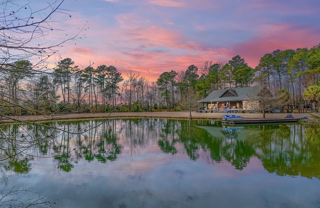 Secluded Lodge 8acres Hot Tub, Pingpong pedalboat!