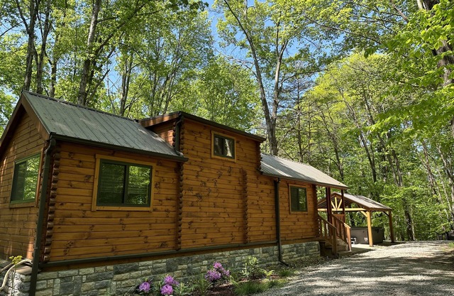 Secluded Log Cabin with Premium Hot Tub under Gazebo