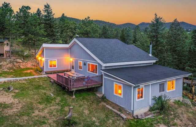⛰️Secluded Modern Mountain Lodge w/Mtn Views/Game Room🕹️/Deck