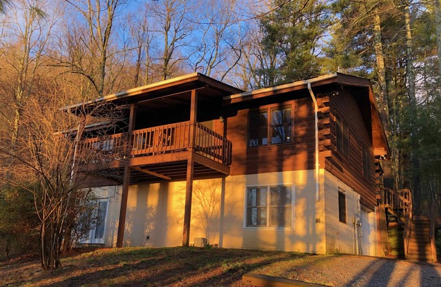 Secluded Mountain Cabin In Apple-Picking Country