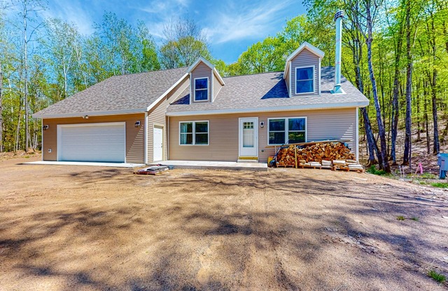 Secluded retreat w/lake access, snowmobile/ATV trail, large garage & bunk room