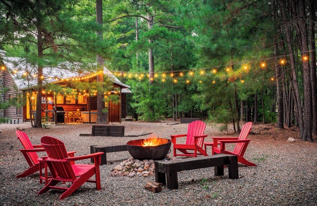 Secluded Stylish Cabin - Large Patio, Hot Tub, Fire Pit, Arcade, Pets OK
