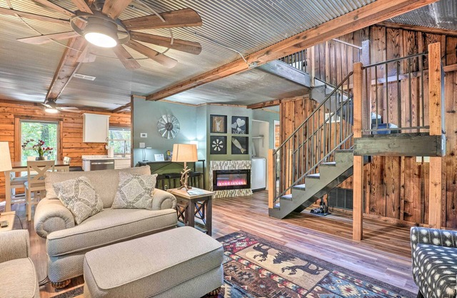Secluded Table Rock Lake/Branson Cabin w/Hot Tub!