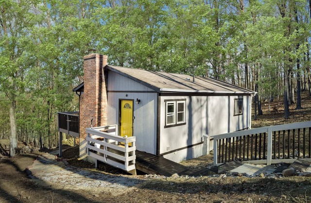 Secluded w Fireplace, Deck, Fire Pit, Grill & WiFi