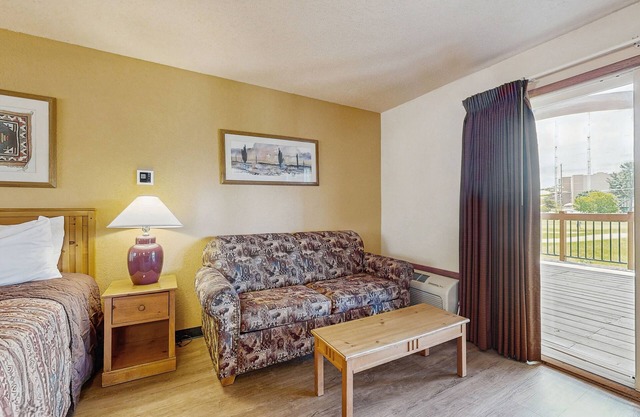Second-floor hotel-style condo with fast WiFi, central AC, & kitchenette