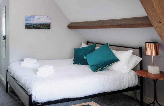 Self catered Coach House near Bath, sleep 4 with private entrance, marble bathroom, parking, Wifi