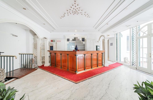 Self-Check-In Hotel Adlon