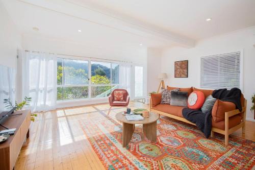 Serena Cottage - Sunlit Escape by Woy Woy Bay Wharf