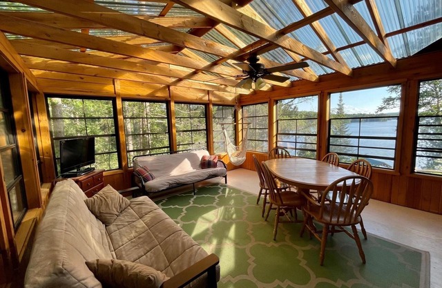 Serendipity Lodge - 4 bed, lakefront, near Algonquin. Hot Tub and Sauna!
