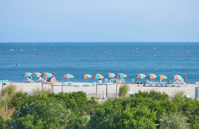 Serene Beach Hideaway – Music Nights, Pool Days & Coastal Calm