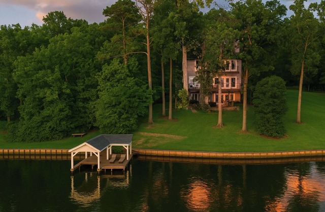 Serene Lakefront-Firepit | Spa | Dock | SUP+Kayaks