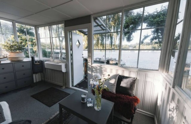 Serene lakeside cabin next to the sea just 10 minutes from Stockholm city!