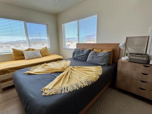 Serene Modern Home Backdoor with great WiFi, games, movies, patio seating and bbq Easy Access to North Joshua Tree National Park in 10 minutes