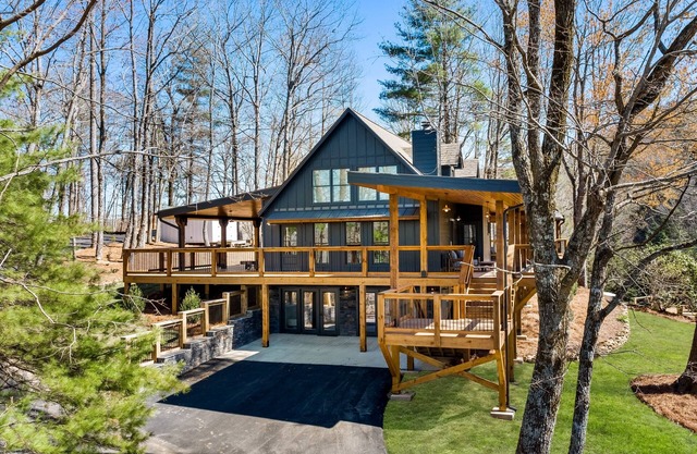 Serene mountain views with each lodge en-suite & on-site amenities