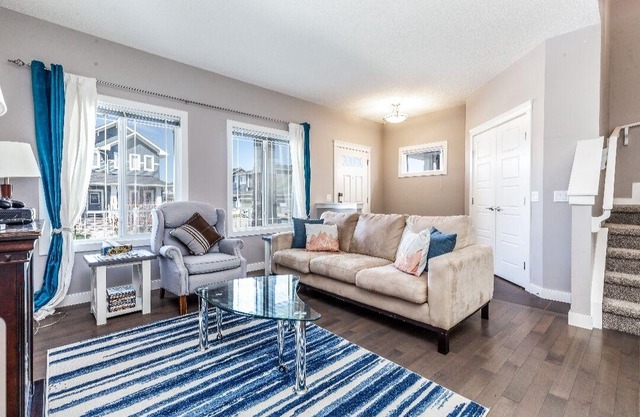 Serene & Relaxing Home With King Bed, Near Calgary Airport