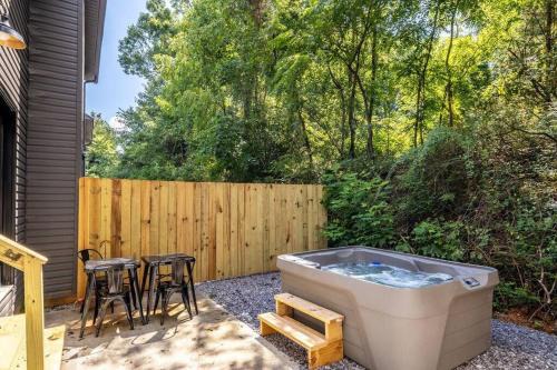 Serene Retreat Private Hot Tub and Arcade