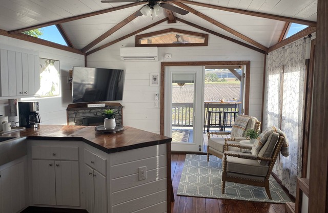 Serene Vineyard Getaway Private Deck, Sunset Views, Pickleball & Near Downtown