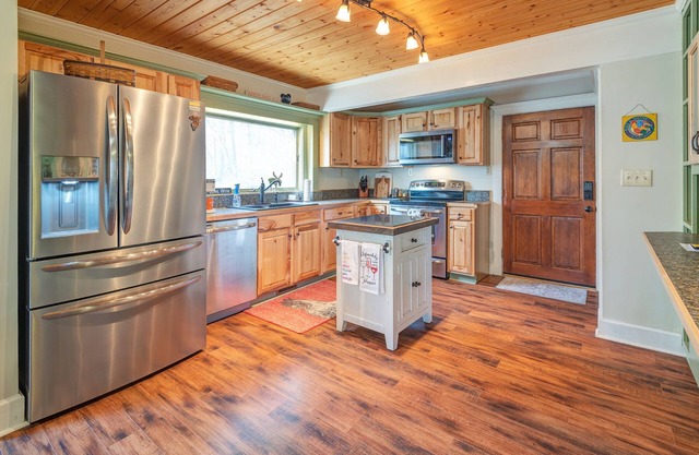 Serene, wooded setting close to Asheville/Hendersonville/Brevard!