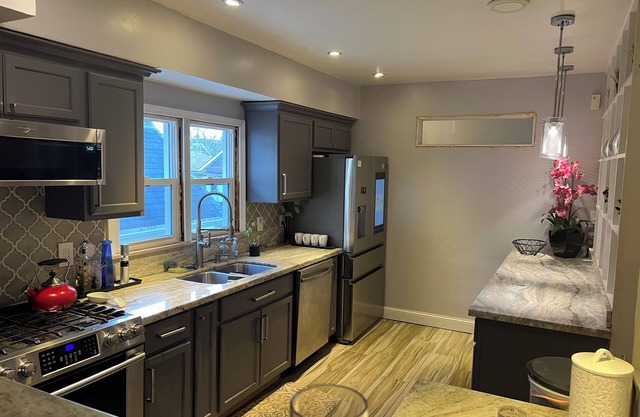 Serenity - Loft Style Near Downtown & Freeway