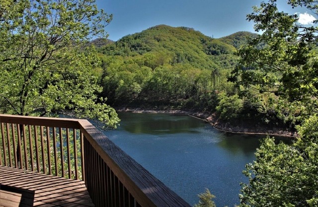 Serenity on Cedar-Lakefront Log Cabin, 10 boats, fire table and luxury hot tub