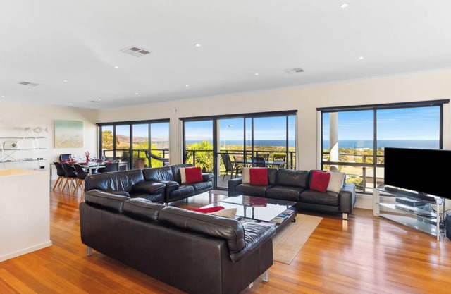 Serenity on Stacey - Luxury Getaway with Coastal Views of Carrickalinga