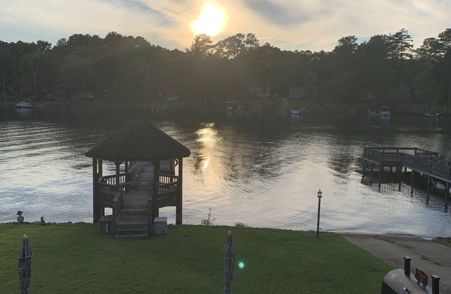 SERENITY PLACE - 3 BR 2 BA home, sleeps 8, on gorgeous Lake Murray