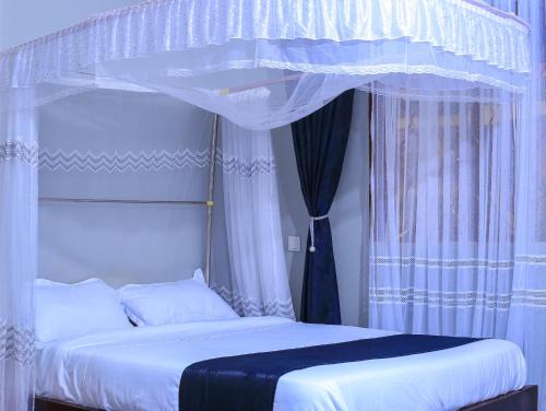 SEVEN J's SUITES