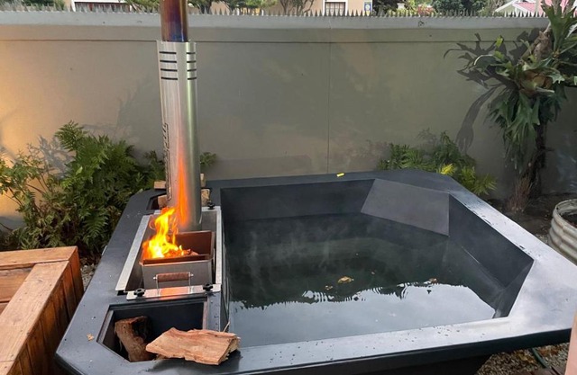 Seven on Flora- Hot Tub, Modern with amazing outside area
