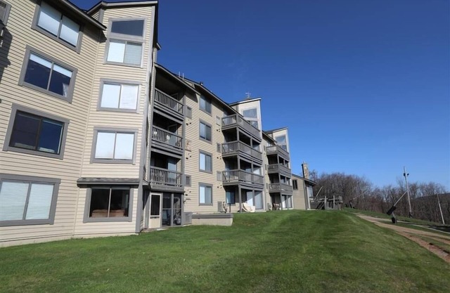 Seven Springs 1 Bedroom Premium Condo, Walking Distance to Slopes by RedAwning - Save 10% on 3 Nights, 15% on 5 Nights!