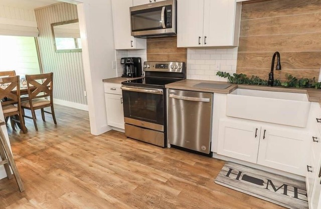 Seven Springs 2 Bedroom Premium Condo, Pet Friendly! by RedAwning - Save 10% on 3 Nights, 15% on 5 Nights!