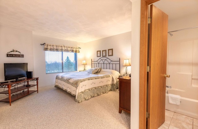 Seven Springs 2 BR Condo - Deck and Mountain Views by RedAwning - Save 10% on 3 Nights, 15% on 5 Nights!