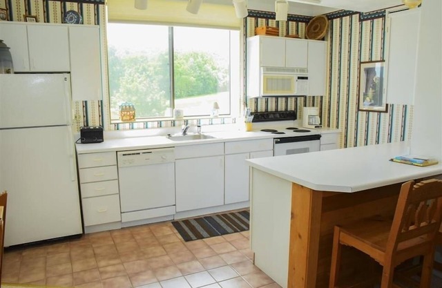 Seven Springs 2 BR Deluxe Condo, Mountain Views! by RedAwning - Save 10% on 3 Nights, 15% on 5 Nights!
