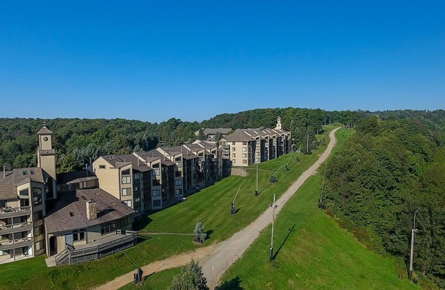 Seven Springs 3 BR + Loft Condo, Walk to Slopes! by RedAwning - Save 10% on 3 Nights, 15% on 5 Nights!