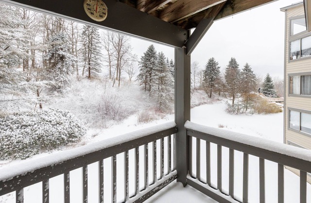 Seven Springs Stoneridge 3 BR Condo, Private Deck by RedAwning - Save 10% on 3 Nights, 15% on 5 Nights!