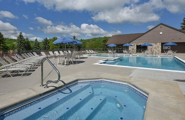 Seven Springs Sunridge 1 BR + Loft Deluxe Condo, Ski-In/Out by RedAwning - Save 10% on 3 Nights, 15% on 5 Nights!