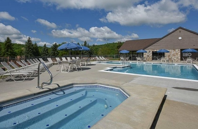 Seven Springs Sunridge 3 BR Condo, Pet Friendly! by RedAwning - Save 10% on 3 Nights, 15% on 5 Nights!