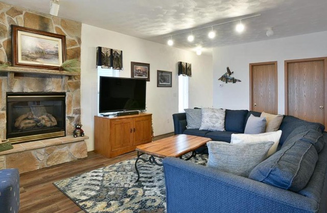 Seven Springs Woodridge 4 Bedroom Premium Condo, Deck with Mountain Views condo